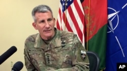 Jenderal John Nicholson, pemimpin misi Amerika di Afghanistan, berbicara kepada wartawan, 14 Maret 2018, di pangkalan udara Bagram, sebelah utara Kabul, Afghanistan. (Foto: dok.)