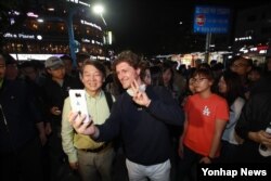 19대 대선 투표일을 하루 앞둔 8일 안철수(가운데 왼쪽) 국민의당 대통령 후보가 서울 마포구 홍대 걷고싶은 거리 일대에서 도보 유세 중 방문객과 기념촬영을 하고 있다.