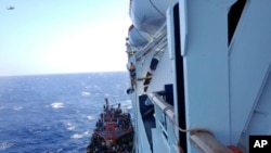 Para pengungsi yang terlihat berhimpitan di sebuah kapal kecil, diselamatkan oleh sebuah kapal pesiar di lepas pantai dekat pelabuhan utama Siprus, Limassol (25/9).