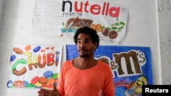 Seniman pembangkang Luis Manuel Otero Alcantara berbicara selama wawancara di markas besar Gerakan San Isidro di Havana, Kuba, 6 April 2021. (Foto: Reuters)