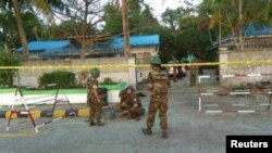 Tiga ledakan bom mengguncang kota Sittwe, Myanmar, mencederai seorang polisi (24/2). 