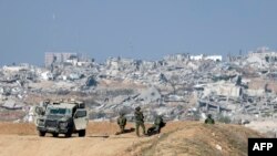 Tentara Israel mengawasi Kota Gaza pada 1 Januari 2024, di tengah pertempuran yang sedang berlangsung antara Israel dan kelompok militan Hamas. (Foto: AFP)