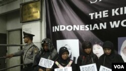 Para aktivis dari Migrant Care berdemonstrasi memrotes penyiksaan TKI di depan Kedubes Arab Saudi di Jakarta (foto: dok).