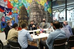 លោក Derek Chollet ទីប្រឹក្សា​ក្រសួង​ការបរទេស​សហរដ្ឋ​អាមេរិក ថ្លែង​ក្នុង​សន្និសីទ​សារព័ត៌មាន​ក្នុង​ទីក្រុង​ភ្នំពេញ ប្រទេស​កម្ពុជា កាលពី​ថ្ងៃទី១០ ខែធ្នូ ឆ្នាំ២០២១។