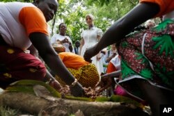 រូបឯកសារ៖ លោក​ស្រី ​Ivanka Trump ​មើល​ស្ត្រី​បង្ហាញ​ពី​ការ​ផលិត​កាហ្វេ​ កាល​ពី​ខែ​មេសា ២០១៩ ក្នុង​ក្រុង Adzpe ប្រទេសកូតឌីវ័រ។