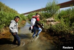 지난 6월 과테말라 출신 이민자들이 미국 텍사스주 엘파소로 불법 월경하고 있다. (자료사진)