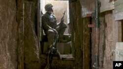 Ukrajinski vojnik na borbenim pozicijama na liniji razdvajanja od proruskih pobunjeničkih snaga u blizni Donjetska, Ukrajina, 19. aprila 2021.