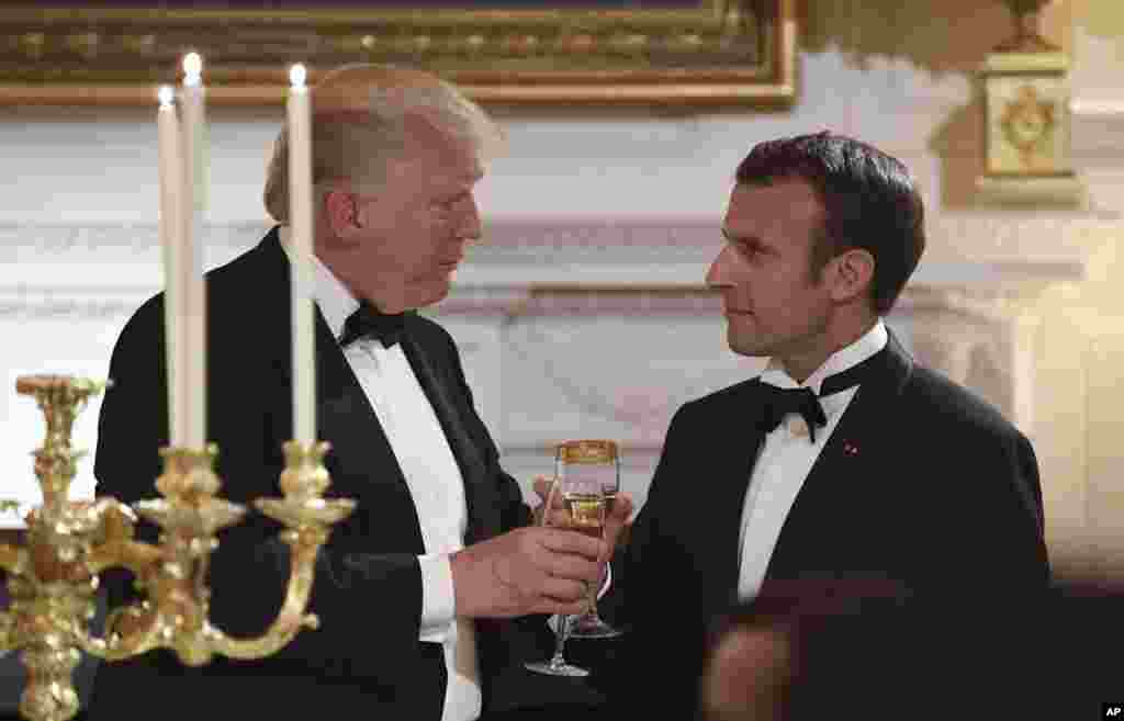 Le président Donald Trump et le président Emmanuel Macron partagent un toast lors du dîner d&#39;État à la Maison Blanche à Washington, le 24 avril 2018.