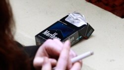 한 여성이 담배를 피우고 있다. (자료사진)