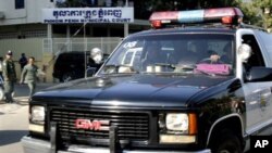 រថយន្ត​ប៉ូលិស​ចត​​នៅ​ខាងមុខ​តុលាការ​ក្រុងភ្នំពេញ។