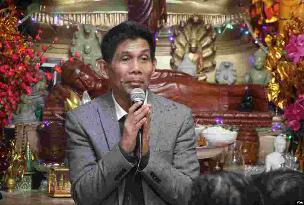 លោក ហ៊ឹម សុភី អ្នក​និពន្ធ​ទំនុកភ្លេង​នៃ​ស្នាដៃ​សិល្បៈ​&laquo;បង្សុកូល&raquo;​កំពុង​ឡើង​ថ្លែង​ចំណាប់អារម្មណ៍​នៅ​ឯ​វត្ត​សាមគ្គីធម្មិការាម ក្នុង​សង្កាត់ Brooklyn ទីក្រុង ញូវយ៉ក ​ក្រោយ​ពី​សម្តែង​ចប់ កាល​ពី​ថ្ងៃទី ១៧ ខែ ធ្នូ ឆ្នាំ ២០១៧។ (រូបថត៖ ហុង ចិន្តា/VOA)