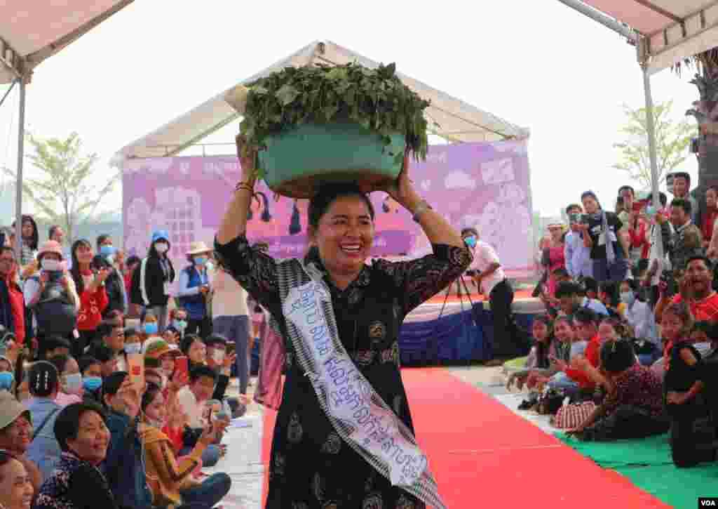 ស្ត្រីម្នាក់​ដើរ​បង្ហាញ​ម៉ូត​អំពី​សិទ្ធិ​នារីដើម្បី​អបអរ​ក្នុង​​ពិធី​​​​ប្រារព្ធ​ទិវា​សិទ្ធិ​នារី​អន្តរជាតិ​លើក​ទី​១០៩ នៅ​សួន​ប្រជាធិបតេយ្យ នា​ថ្ងៃ​ទី៨ ខែ​មីនា ឆ្នាំ​២០២០។ (កាន់ វិច្ឆិកា/VOA)