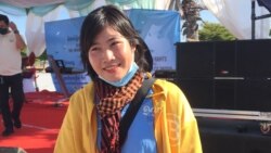 អ្នកស្រី ឈឿន ដារ៉ាវី សកម្មជន​មួយរូប​របស់​ក្រុម​យុវជន​ខ្មែរ​ថាវរៈ ចូលរួម​ក្នុង​ទិវា​សិទ្ធិ​មនុស្ស​អន្តរជាតិ​១០ឆ្នូ លើក​ទី៧៣ នៅ​ទីលាន​ប្រជាធិបតេយ្យ ក្នុង​រាជធានី​ភ្នំពេញ កាលពី​ថ្ងៃទី១០ ខែធ្នូ ឆ្នាំ២០២១។ (លាស់ លីបលីប/វីអូអេ)