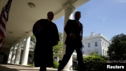 Presiden Donald Trump berjalan bersama Hakim Mahkamah Agung Anthony Kennedy setelah pelantikan Neil Gorsuch sebagai hakim MA di Gedung Putih, Washington, 10 April 2017.