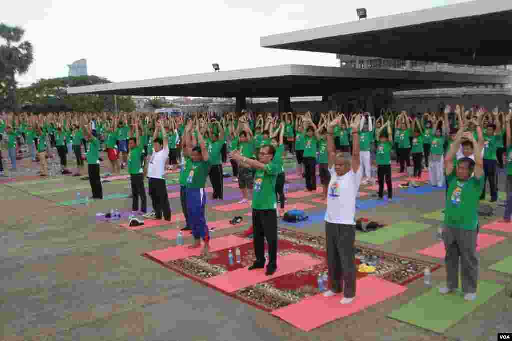 ប្រជាពលរដ្ឋប្រមាណជាង១០០០នាក់ប្រមូលផ្ដុំគ្នានៅពហុកីឡាដ្ឋានអូឡាំពិកនៃ រាជធានីភ្នំពេញនៅថ្ងៃអាទិត្យ ទី១៩ ខែមិថុនា ឆ្នាំ២០១៦ ដើម្បីប្រារព្ធទិវាយោគៈអន្តរជាតិក្នុងគោលបំណងរក្សាសុខភាពឲ្យបានប្រសើរជាងមុន។(ឡេង ឡែន/VOA)