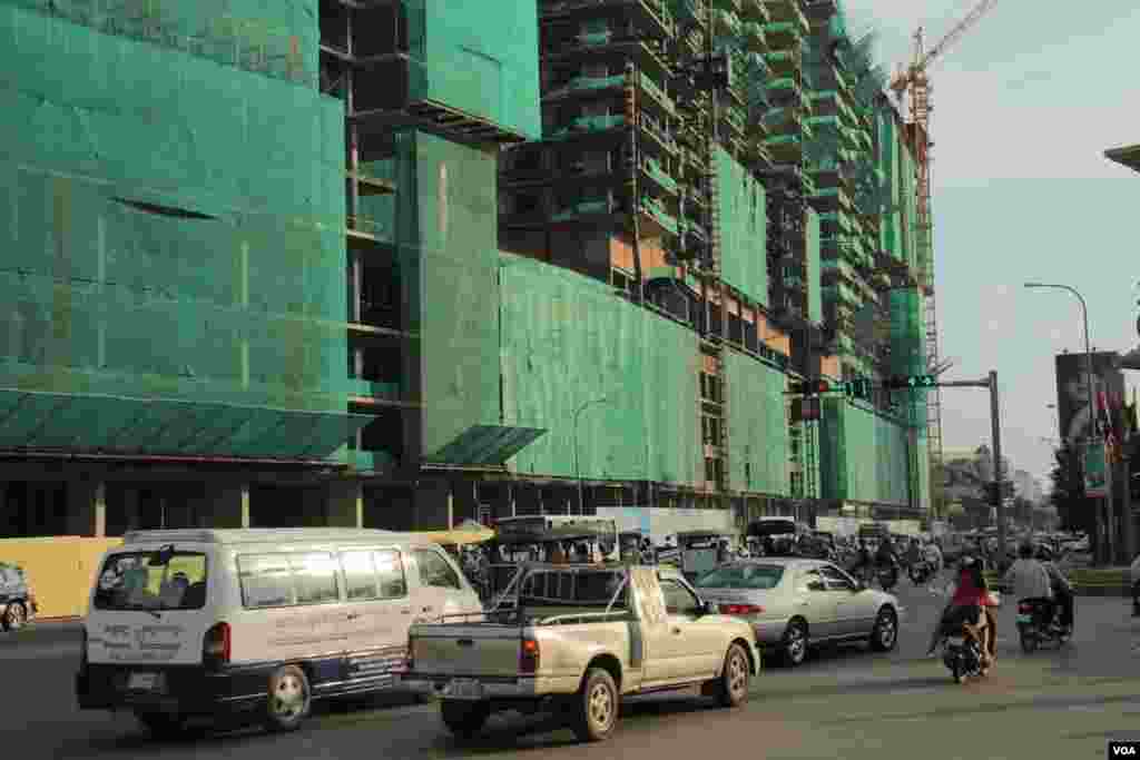 The construction of the Olympia City condominium project, northeast of the Olympic Stadium, September 29, 2014. (Nov Povleakhena/VOA Khmer) 