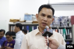 រូបឯកសារ៖ លោក អំ សំអាត ប្រធាន​ការិយាល័យ​បច្ចេកទេស​ស៊ើប​អង្កេត​របស់​អង្គការ​ការពារ​សិទ្ធិ​មនុស្ស​លីកាដូ ផ្តល់​បទ​សម្ភាសន៍​ដល់ VOA នៅ​ការិយាល័យ​អង្គការ​អាដហុក នៅ​រាត្រី​ថ្ងៃព្រហស្បតិ៍ ទី២៩ ខែមិថុនា ឆ្នាំ២០១៧។ (ខាន់ សុគុំមនោ/VOA)