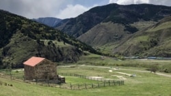 თხაბა ერდის ფონზე რუსეთის ფედერალური სასაზღვრო სამსახურის სამხედრო ბაზა