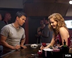 Micky Ward (Mark Walhberg) dan Charlene Fleming (Amy Adams ).