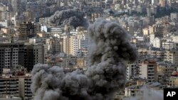 Sulmet ajrore izraelite në Dahijeh, në Bejrut, të hënën më 25 nëntor, 2024/AP