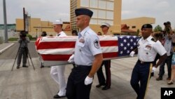 ទាហាន​អាមេរិក​បួន​​នាក់​សែង​មឈូស​​ដែល​ត្រូវ​រុំ​ដោយ​ទង់ជាតិ​សហរដ្ឋ​អាមេរិក ហើយ​ដែល​មាន​តម្កល់​អដ្ឋិធាតុ​​គេ​សង្ស័យ​ថា​ជា​របស់​អតីត​ទាហាន​អាមេរិក​ដែល​បាន​បាត់​ខ្លួន​សម័យ​សង្គ្រាម នៅ​ក្នុង​ពិធី​មួយ​ឯ​អាកាសយានដ្ឋាន​អន្តរជាតិ​ភ្នំពេញ កាល​ពី​ថ្ងៃ​ទី​២ ខែ​មេសា ឆ្នាំ​២០១៤។ អដ្ឋិធាតុ​ទាំង​នោះ​ត្រូវ​បាន​គេ​រក​ឃើញ​នៅ​ក្នុង​ខេត្ត​កំពង់​ចាម​។ (AP Photo/Heng Sinith)