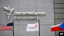 Kantor Pusat Radio Free Europe/Radio Liberty (RFE / RL) di latar depan, di Praha, Republik Ceko, Jumat, 15 Januari 2010. (Foto: dok).