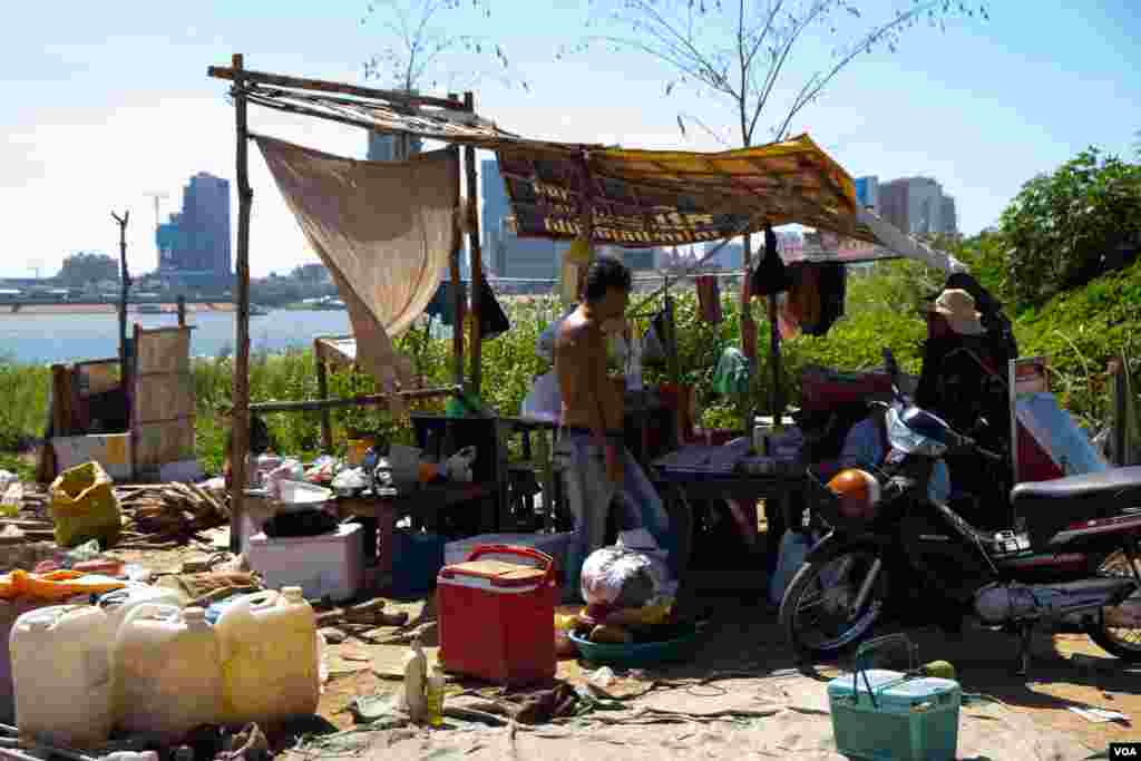 ជនជាតិ​ខ្មែរ​ឥស្លាម​ឈរក្រោម​រោង​មួយ​បន្ទាប់ពី​រដ្ឋបាល​ខណ្ឌជ្រោយចង្វារ​តម្រូវ​ឲ្យ​ពួកគេ​រុះ​រើសំណង់​រោង​របស់​ខ្លួននៅ​លើ​ច្រាំង​ទន្លេ​សង្កាត់ជ្រោយចង្វារ​ ខណ្ឌជ្រោយចង្វារ​កាលពី​ថ្ងៃទី​៣០ វិច្ឆិកា ឆ្នាំ២០១៩។(ទុំ ម្លិះ/​VOA)