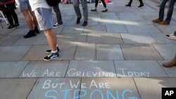 សារ​មួយ​ត្រូវ​បាន​សរសេរ​នៅ​លើ​ផ្លូវ​ដើរ​នៅ​ក្នុង​ក្រុង Manchester ប្រទេស​អង់គ្លេស កាលពី​ថ្ងៃទី២៣​ ខែឧសភា ឆ្នាំ២០១៧ បន្ទាប់​ពី​ការ​វាយប្រហារ​អត្តឃាត​គ្រាប់​បែក​នៅ​ក្នុង​ការ​ប្រគុំ​តន្ត្រី​ Ariana Grande។