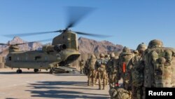 Tentara AS yang bergabung dalam Resolute Support Mission atau misi NATO di Afghanistan, menaiki helikopter Chinook untuk sebuah misi operasi, 15 Januari 2019.