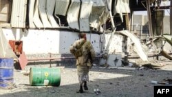 Seorang tentara pro-pemerintah berjalan di bagian timur pelabuhan saat pertempuran dengan pemberontak Houthi bulan lalu (foto: dok).