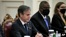 រដ្ឋមន្ត្រី​ការ​បរទេស​អាមេរិក​លោក​ Antony Blinken​ (ឆ្វេង) និង​រដ្ឋមន្ត្រី​ការពារជាតិ​លោក ​Lloyd Austin​ (កណ្តាល) បាន​ជួប​ពិភាក្សា​ជាមួយ​សមភាគី​កាតា​​កាលពី​ថ្ងៃ​អង្គារ ទី​៧ ខែ​កញ្ញា ឆ្នាំ​២០២១ ​នៅ​ទីក្រុង​ដូហា​ប្រទេស​កាតា​។