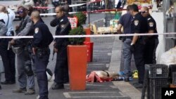 ប៉ូលិស​អ៊ីស្រាអែល​ និង​ប៉ាឡេស្ទីន​ឈរ​យាម​សាកសព​ជនជាតិ​ប៉ាឡេស្ទីន​ម្នាក់​នៅ​កន្លែង​កើត​ហេតុ​នៃ​ការ​វាយប្រហារ​ដោយ​ការ​ចាក់​សម្លាប់​នៅ​ក្នុង​ក្រុង​ហ្ស៊េរុយសាឡិម (Jerusalem) កាលពី​ថ្ងៃទី១០ ខែតុលា ឆ្នាំ២០១៥។