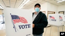 ពលរដ្ឋ​អាមេរិកាំង​ម្នាក់​ទៅ​បោះឆ្នោត​មុន​ថ្ងៃ​បោះឆ្នោត​​ប្រធានាធិបតី​អាមេរិក​មក​ដល់ នៅ​ក្រុង Urbandale រដ្ឋ Iowa ថ្ងៃទី២០ ខែតុលា ឆ្នាំ២០២០។ 