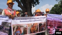 ក្រុម​កម្មករ​សំណង់​ចូលរួម​ពិធី​​ជួបជុំ​ប្រារព្ធ​ទិវា​ពលកម្ម​អន្តរជាតិ​ថ្ងៃ​ទី​១​ ខែ​ឧសភា ឆ្នាំ​២០១៨​ នៅក្នុង​ទីក្រុង​ភ្នំពេញ។ (ហ៊ុល​ រស្មី​/VOA) 