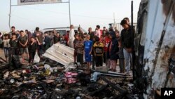 ពលរដ្ឋ​ប៉ាឡេស្ទីន​ពិនិត្យមើល​ទីតាំង​ដែល​រងការ​វាយប្រហារ​របស់​អ៊ីស្រាអែល​នៅ​ក្រុង Rafah តំបន់ហ្កាហ្សា កាលពីថ្ងៃទី២៧ ខែឧសភា ឆ្នាំ២០២៤។ 