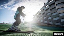 A woman skis on Copenhill, a skiing slope atop a waste treatment plant open to the public in Copenhagen, Denmark February 12, 2019. (Ritzau Scanpix/Mads Claus Rasmussen via REUTERS)