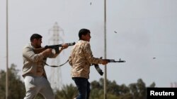 Fighters from Misrata fire weapons at Islamic State militants near Sirte March 15, 2015. Militants loyal to Islamic State, the group which has seized much of Iraq and Syria, have established a larger presence in central Libya in recent weeks. Islamic Stat