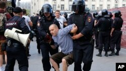 Policija hapsi učesnika protesta na mitingu u centru Moskve, čije održavanje vlasti nisu dozvolile, 27. jula 2019.