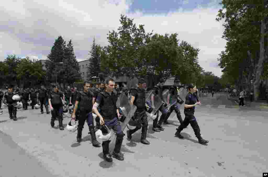 Polisi anti huru hara bergerak melindungi kantor Perdana Menteri Recep Tayyip Erdogan di Ankara (3/6).(AP/Burhan Ozbilici) 