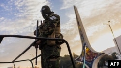 นักรบกลุ่มต่อต้านยืนประจำการที่ Umayyad Square ในกรุงดามัสกัส ซีเรีย เมื่อ 12 ธ.ค. 2024 (Photo by Sameer Al-DOUMY / AFP)