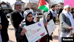 মিশিগান রাজ্যের হ্যামট্র্যাকে আরব আমেরিকান ভোটাররা ডেমোক্র্যাট দলের প্রাইমারিতে 'আনকমিটেড' এর পক্ষে প্রচারণা চালাচ্ছে। ফাইল ফটোঃ ২৫ ফেব্রুয়ারি, ২০২৪।