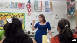 Tidak sebatas hanya mengajar, guru-guru di Amerika diharapkan bisa menaikkan kemampuan akademis murid-murid (foto: dok). mereka. 