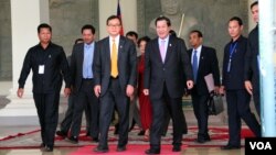 រូបឯកសារ៖ លោក​នាយក​រដ្ឋ​មន្រ្តី​ហ៊ុន​ សែន​ និង​លោក​សម​ រង្សី​ ប្រធាន​គណបក្ស​សង្គ្រោះ​ជាតិ​ ដើរ​ចេញ​ពី​រដ្ឋសភាជាតិ​ បន្ទាប់​ពី​ការ​បោះឆ្នោត​ផ្តល់​សេចក្តី​ទុក​ចិត្ត​គណៈកម្មាធិការ​ជាតិ​រៀបចំ​ការបោះឆ្នោត ​រាជធានី​ភ្នំពេញ​ ថ្ងៃ​ទី​៩​ ខែ​មេសា​ ឆ្នាំ​២០១៥។​​ (នូវ​ ពៅ​លក្ខិណា/VOA)