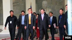 រូបឯកសារ៖ លោក​នាយក​រដ្ឋ​មន្រ្តី ​ហ៊ុន​ សែន​ និង​លោក​ សម​ រង្ស៊ី ប្រធាន​គណបក្ស​សង្គ្រោះ​ជាតិ​ ដើរ​ចេញ​ពី​រដ្ឋសភាជាតិ​ បន្ទាប់​ពី​ការ​បោះឆ្នោត​ផ្តល់​សេចក្តី​ទុក​ចិត្ត​គណៈកម្មាធិការ​ជាតិ​រៀបចំ​ការបោះឆ្នោត ​រាជធានី​ភ្នំពេញ​ ថ្ងៃ​ទី​៩​ ខែ​មេសា​ ឆ្នាំ​២០១៥។​​ (នូវ​ ពៅ​លក្ខិណា/VOA)