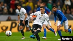 Mesut Özil, milieu international allemand d'Arsenal, lors d’un match entre l’Allemagne et l’Italie au stade Allianz, à Munich, Allemagne, 29 mars 2016.