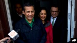 Mantan Presiden Peru, Ollanta Humala, dan istrinya Nadine Heredia berhenti untuk berbicara dengan para wartawan saat mereka meninggalkan markas Partai Nasional Peru dimana mereka bertemu dengan para pengacaranya di Lima, Peru, hari Kamis, 13 Juli 2017 (foto: AP Photo/Rodrigo Abd)