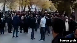 Aksi duduk damai petani Iran untuk memprotes kelangkaan air. (Foto: Tangkapan layar)