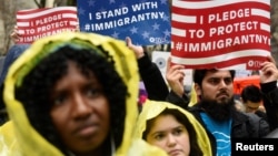 Demonstrasi yang diorganisir Koalisi Imigrasi New York di New York, Desember 2016. (Reuters/Darren Ornitz)