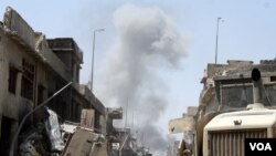 Airstrikes continue to pound IS targets in Mosul as Iraqi forces fight dozens or maybe hundreds of fighters battling from a small swath of Mosul's Old City, their former stronghold on June 30, 2017 in Mosul, Iraq. (H.Murdock/VOA)