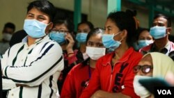 រូបឯកសារ៖ ពលរដ្ឋ​កម្ពុជា​​ពាក់ម៉ាស់​ ក្នុង​អំឡុង​ពេល​មាន​ការ​រាតត្បាត​នៃ​ជំងឺ​កូវីដ១៩​ ក្នុង​រាជធានី​ភ្នំពេញ​ នៅថ្ងៃទី៤ ខែ​មីនា​ ឆ្នាំ២០២១។ (ហ៊ាន​ សុជាតា​/វីអូអេ) 